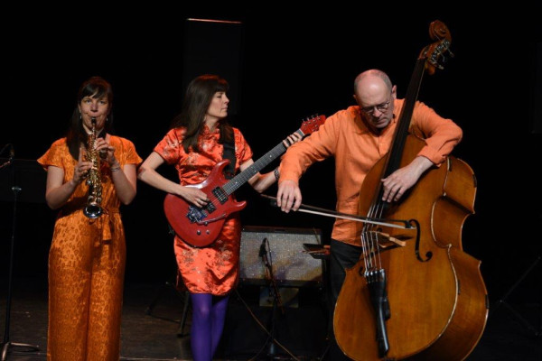 Violaine Gestalder (saxophone), Christelle Séry (guitare électrique), LM Marion (contrebasse), Blanc de Neige de Carol Robinson