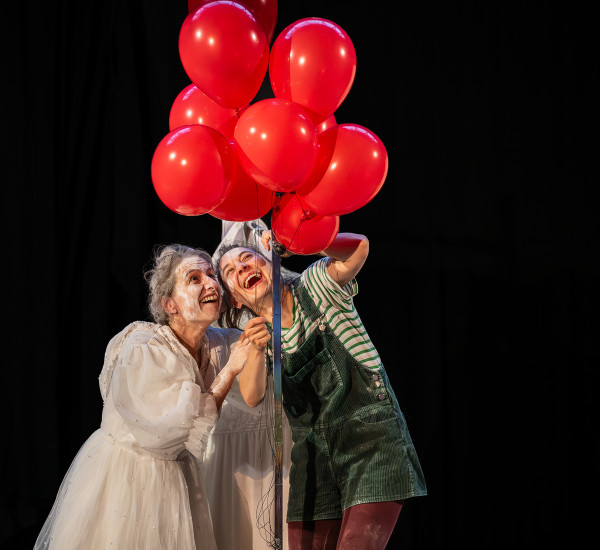 Anne-Charlotte Chasset et Salomé Benchimol dans BLANCHES de F. Melquiot